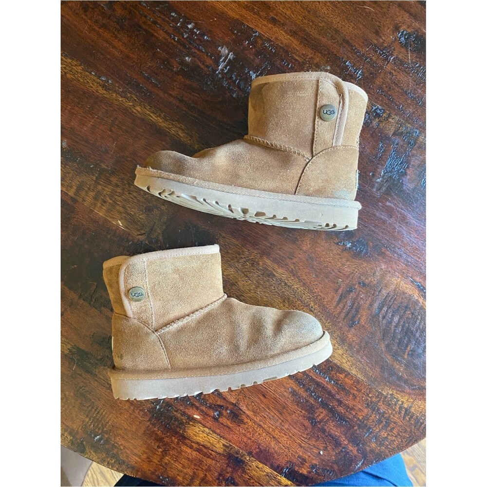 UGG girls Mini Boot Suede Ankle Boots in Chestnut size 13 kids sheepskin